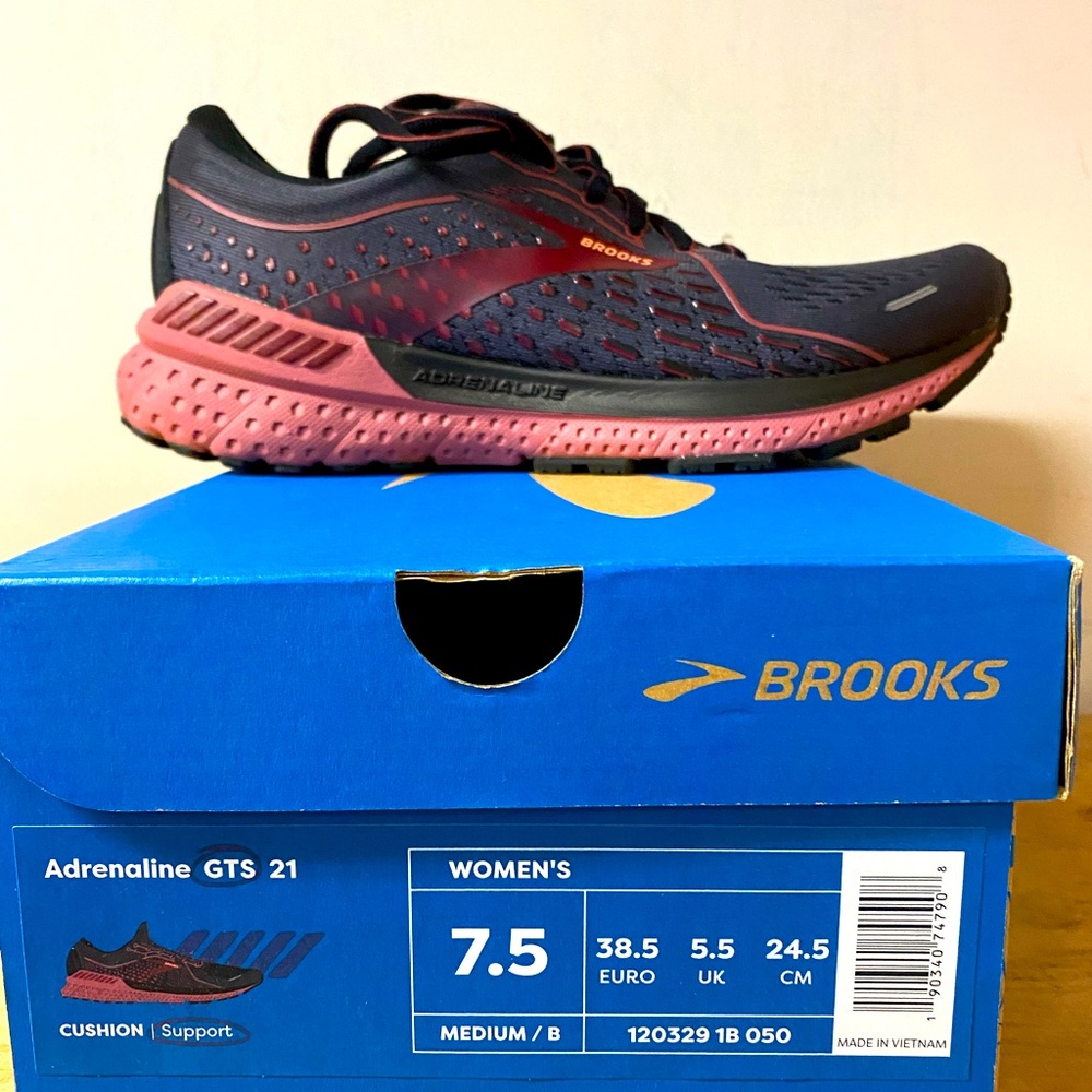 Women’s adrenaline 7.5 brooks running/walking